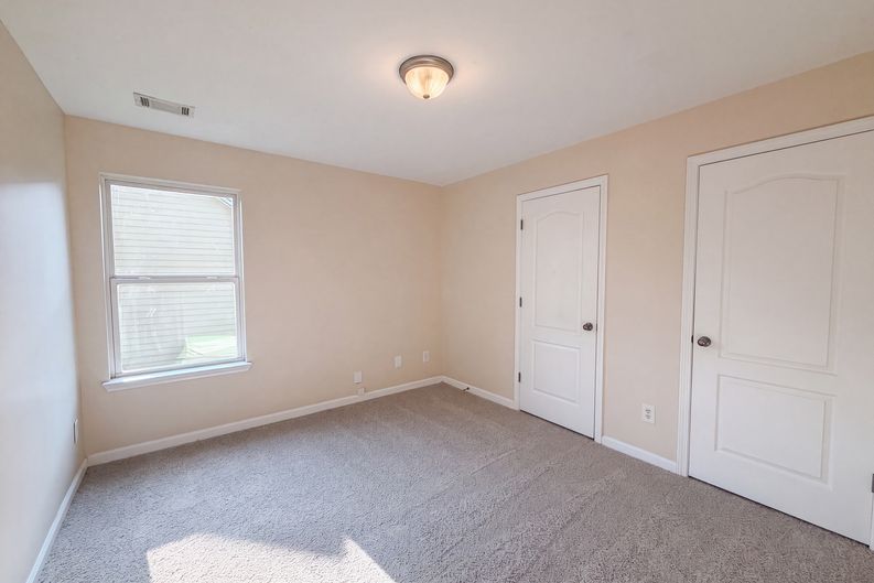 Photo 9 of 17 of 453 Castle Top Ln, Lawrenceville, GA
