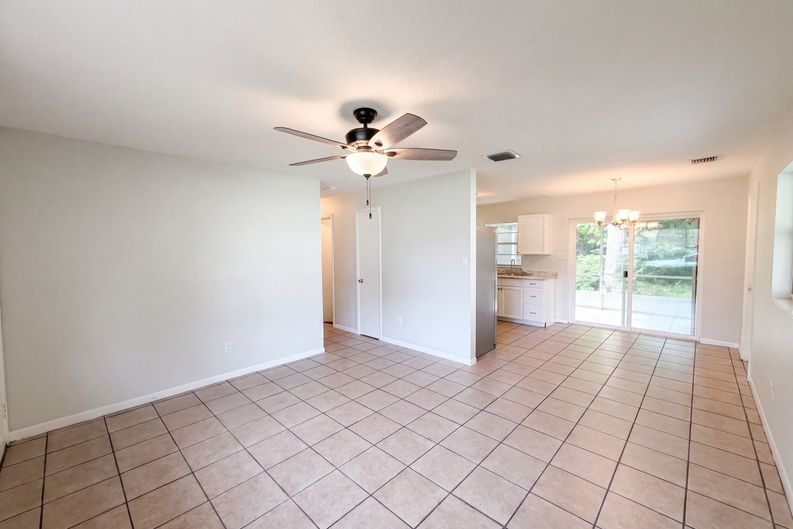 Photo 3 of 23 of 1735 Jefferson Dr, Mount Dora, FL