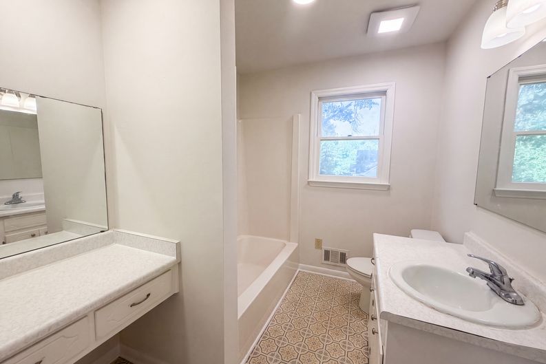 Photo 21 of 39 of 604 Meadowbrook Dr, Spartanburg, SC