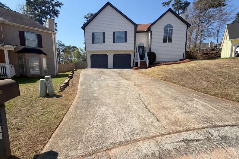 Photo 6 of 22 of 1390 Chapel Hill Ln SW, Marietta, GA
