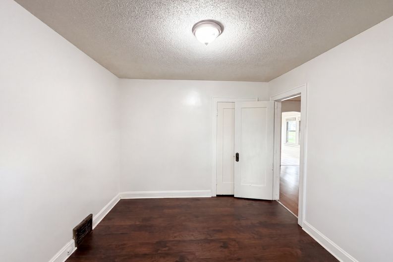 Photo 4 of 21 of 11304 E 55th Ter, Raytown, MO