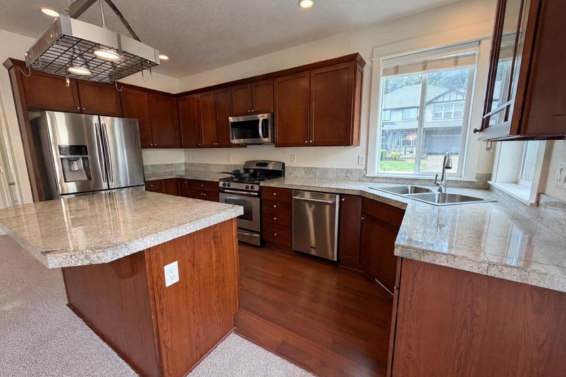 Photo 11 of 28 of 606 10th Ct, Lafayette, OR