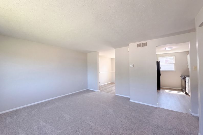 Photo 3 of 33 of 2891 Grosvenor Dr, Cincinnati, OH