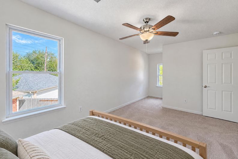 Photo 14 of 32 of 7927 High Knoll Ln, Houston, TX