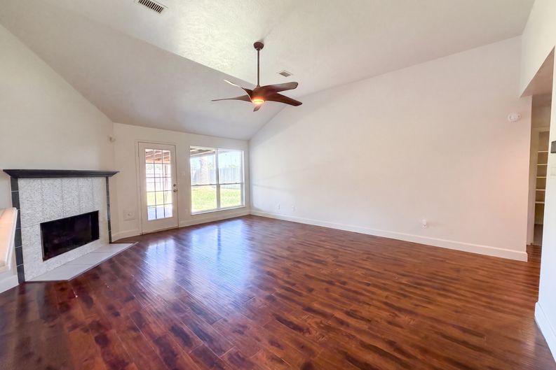 Photo 7 of 18 of 4750 Backenberry Dr, Friendswood, TX