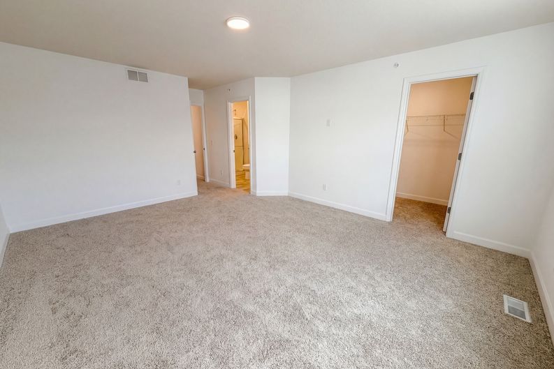 Photo 4 of 22 of 3022 Basswood St, Little Canada, MN