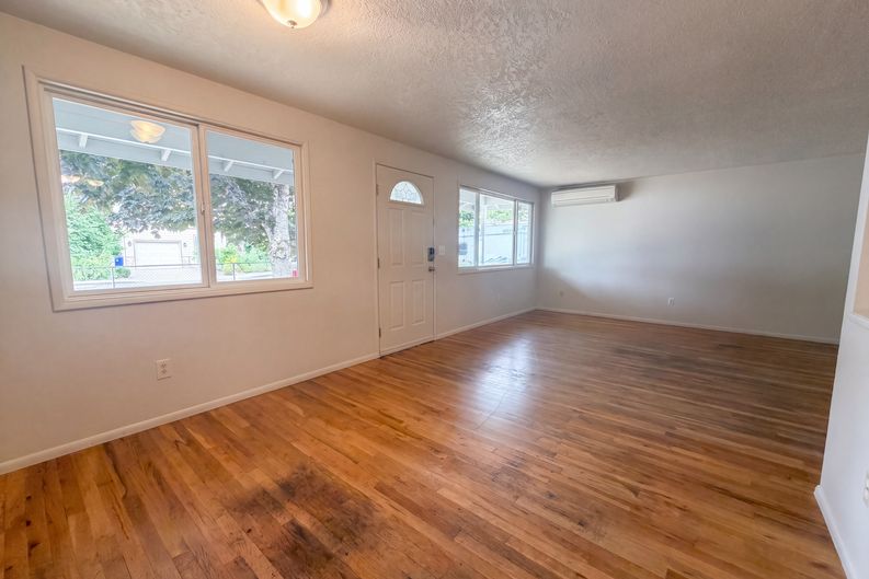 Photo 6 of 16 of 3910 SE 71st Ave, Portland, OR