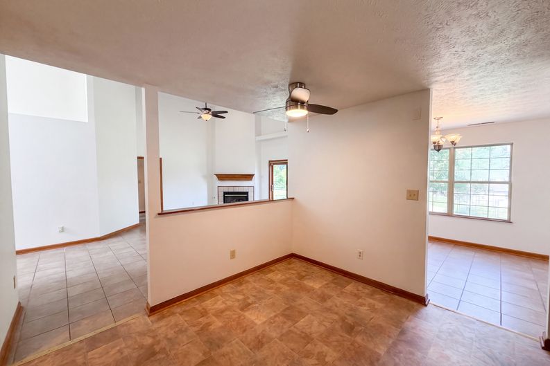 Photo 7 of 19 of 10048 Ironway Dr, Indianapolis, IN