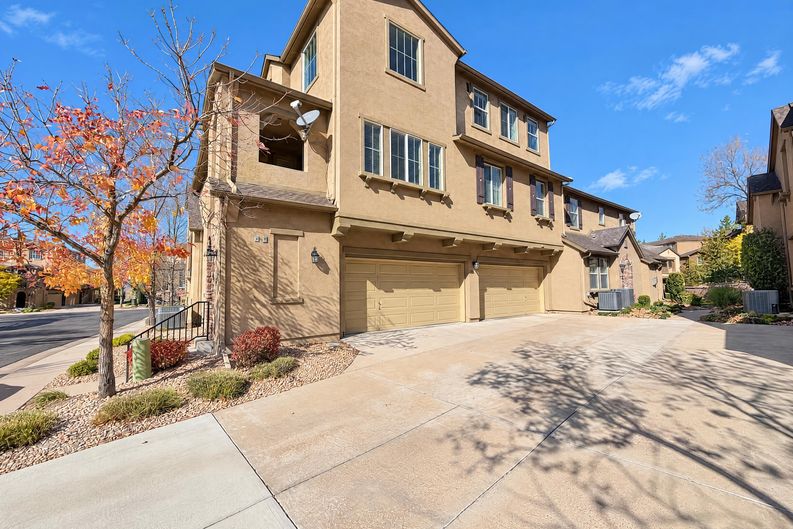 Photo 5 of 25 of 3853 Stonebrush Dr, Highlands Ranch, CO