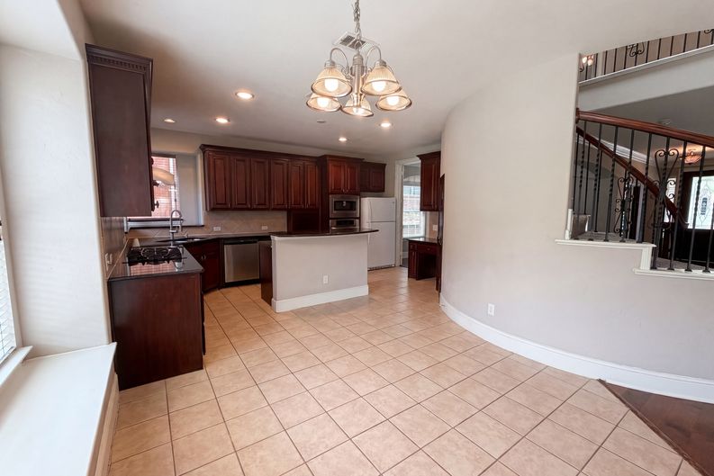 Photo 6 of 32 of 10330 Sandbar Dr, Irving, TX