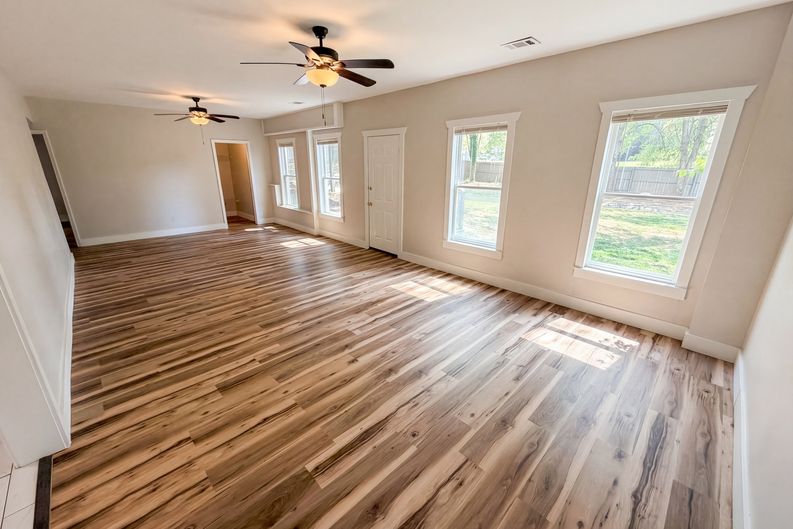 Photo 15 of 44 of 4000 Amberley Ln, Marietta, GA