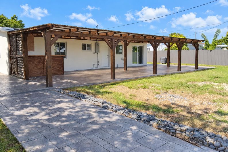 Photo 16 of 17 of 18105 NW 7th Ct, Miami, FL