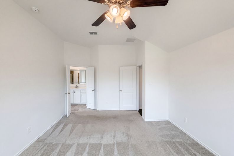 Photo 4 of 19 of 1631 Glade Meadows Dr, Joshua, TX