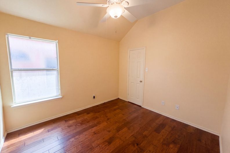 Photo 10 of 20 of 1213 Whitecreek Dr, Glenn Heights, TX