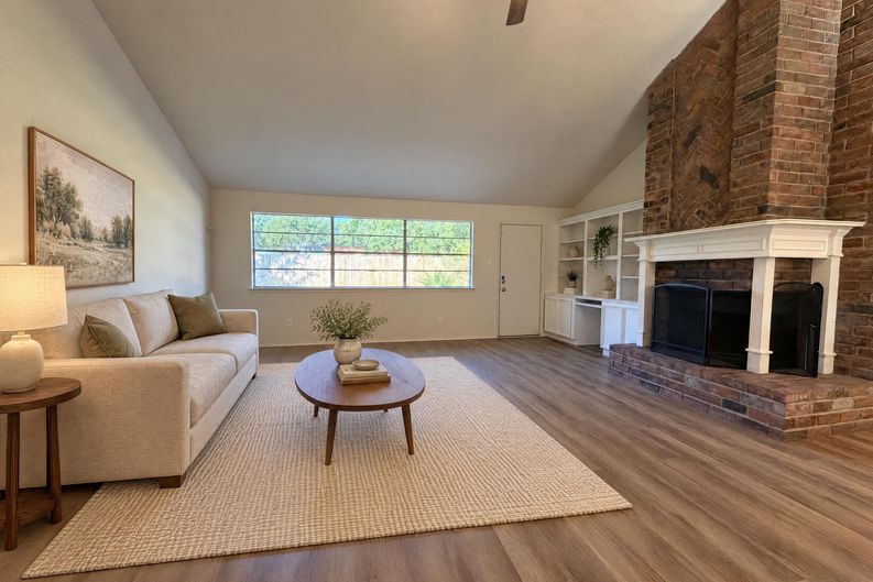 Photo 7 of 21 of 2307 Strait Ln, Houston, TX