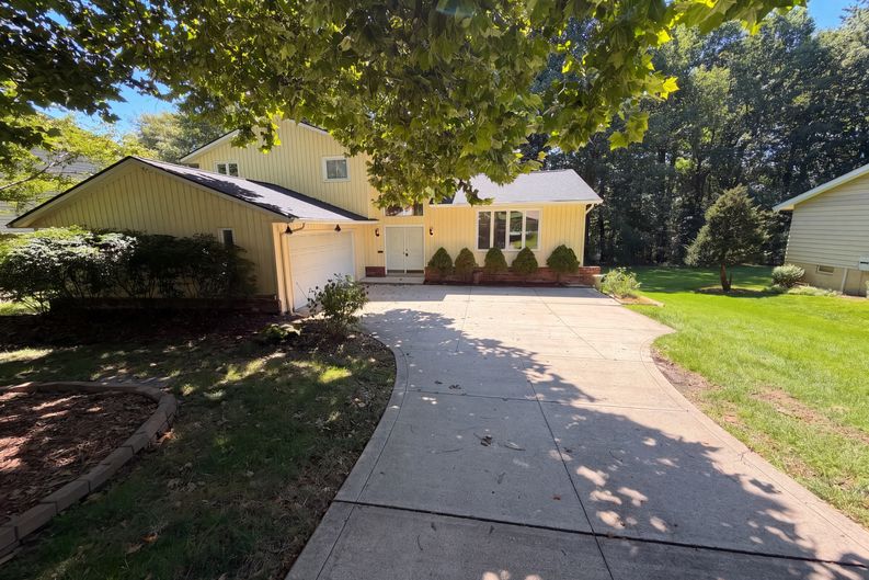Photo 19 of 26 of 33170 Ledge Hill Dr, Solon, OH