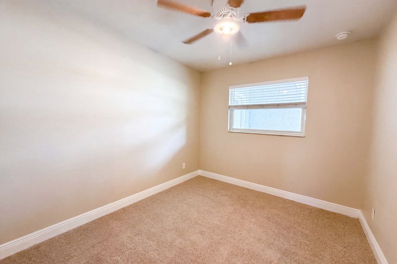 Photo 5 of 16 of 121 Inwood Cir, Brandon, FL