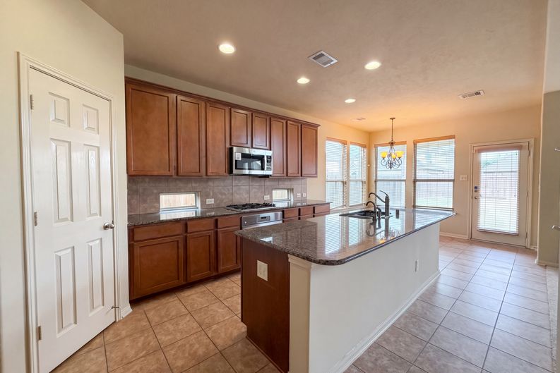 Photo 7 of 25 of 4710 Autumn Pine Ln, Houston, TX
