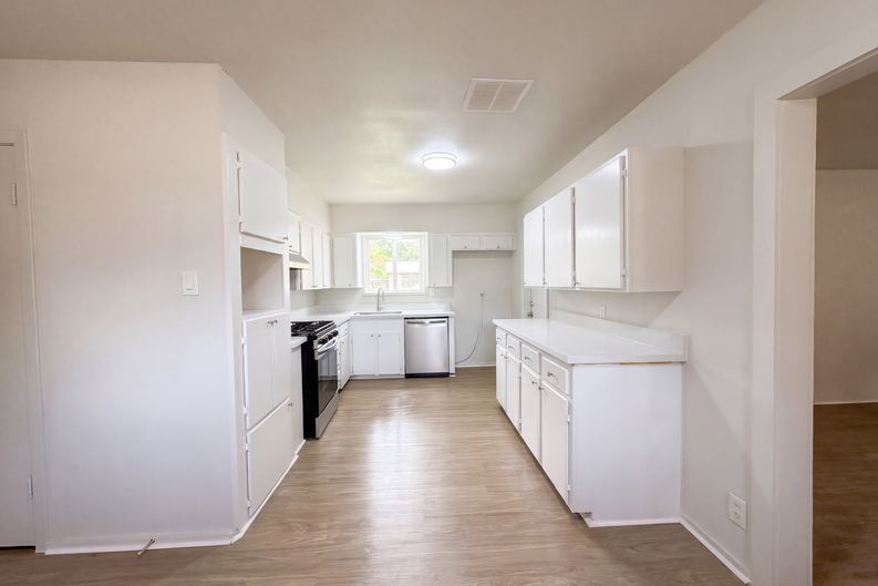 Photo 9 of 33 of 7706 Marinette Dr, Houston, TX