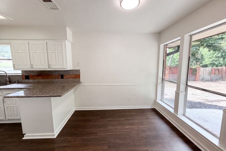 Photo 7 of 20 of 722 S Forest Ln, Duncanville, TX