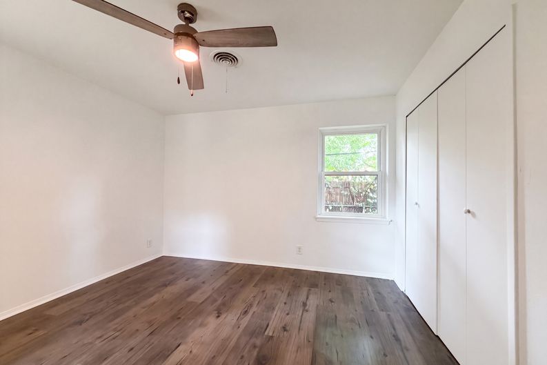 Photo 14 of 20 of 1805 Brookview Dr, Arlington, TX