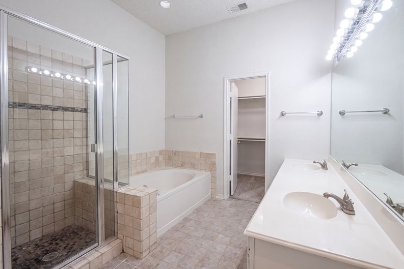 Photo 16 of 26 of 7008 Chateau Dr, Frisco, TX