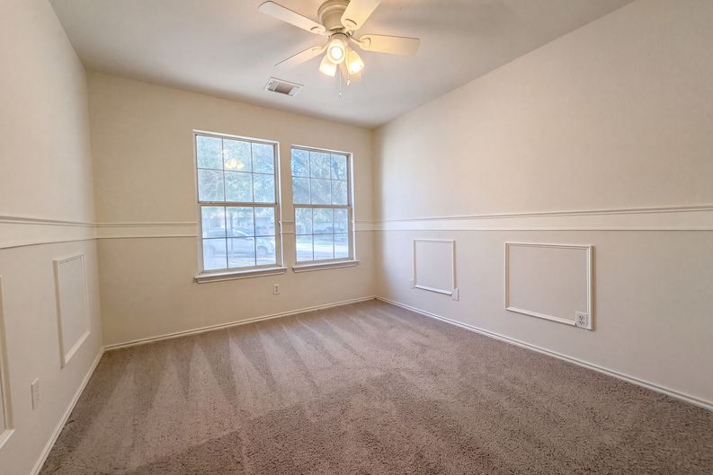 Photo 13 of 16 of 1620 Sunview Cir, New Braunfels, TX