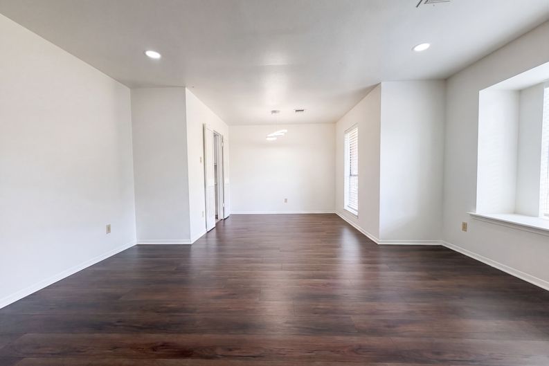 Photo 3 of 21 of 6910 Vialinda Dr, Houston, TX