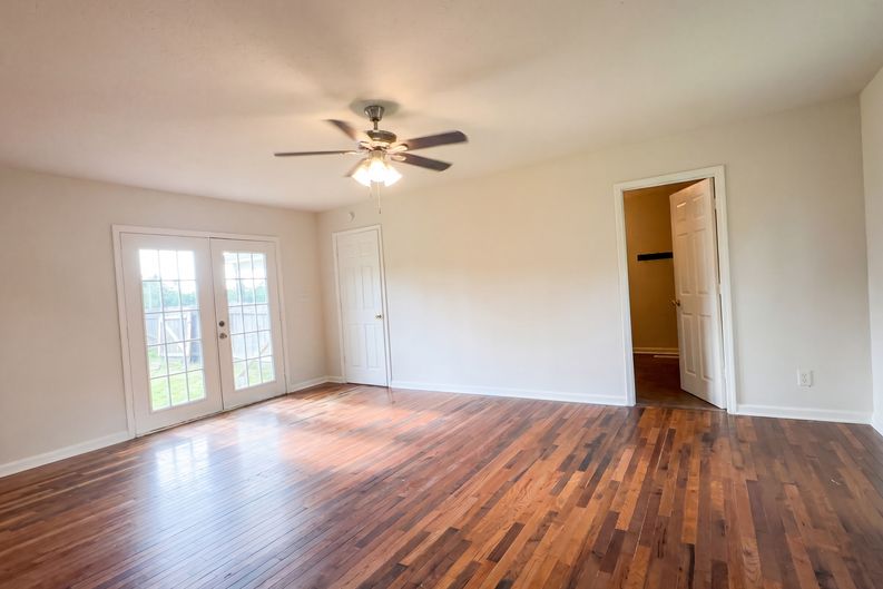 Photo 8 of 19 of 1040 Dodd Dr, Savannah, TN