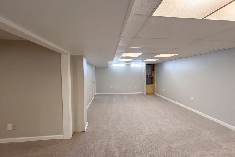 Photo 18 of 28 of 11301 Riveredge Dr, Parma, OH