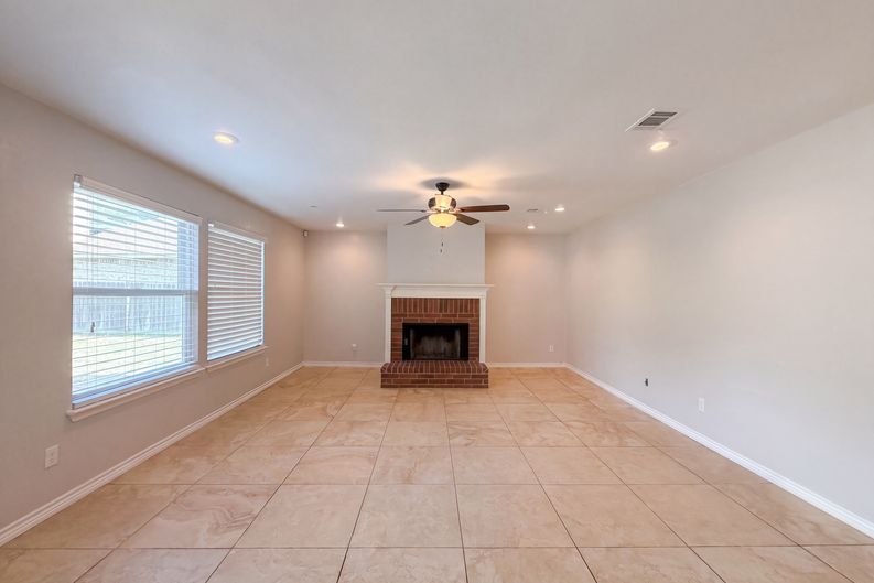 Photo 7 of 16 of 1722 Woods Blvd, Round Rock, TX