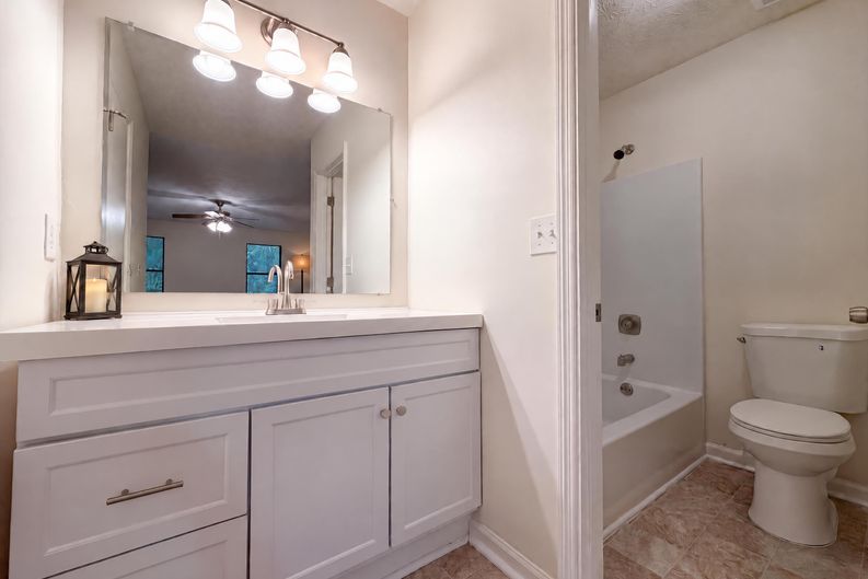 Photo 17 of 20 of 670 Marsh Ct, Jonesboro, GA