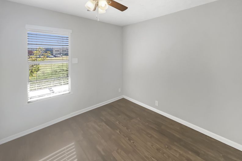 Photo 11 of 18 of 1105 E 17th St, Georgetown, TX