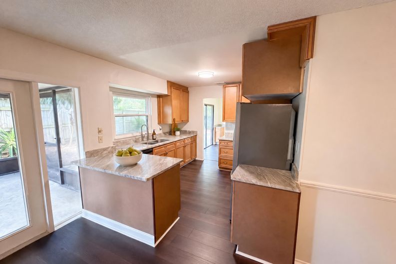 Photo 6 of 25 of 733 Lakeview Dr, Winter Springs, FL