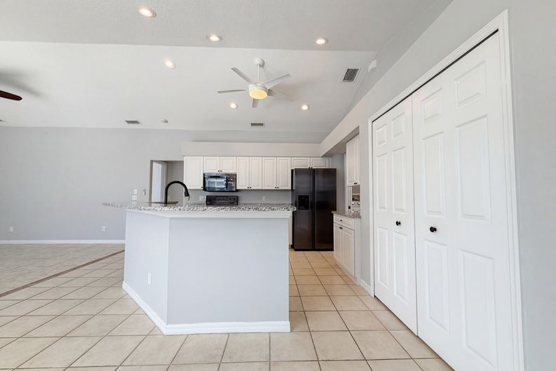 Photo 13 of 32 of 12567 SW Pembroke Cir N, Lake Suzy, FL