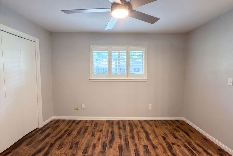 Photo 4 of 22 of 1618 Woodcrest Ln, Carrollton, TX