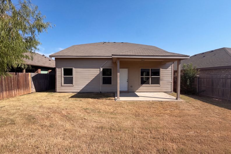 Photo 5 of 28 of 625 River Rock Dr, Azle, TX