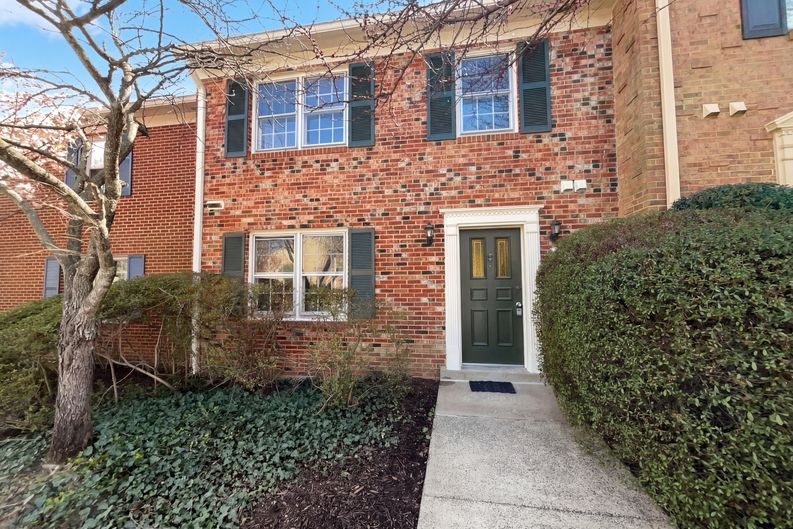Photo 7 of 23 of 645 N Armistead St, Alexandria, VA