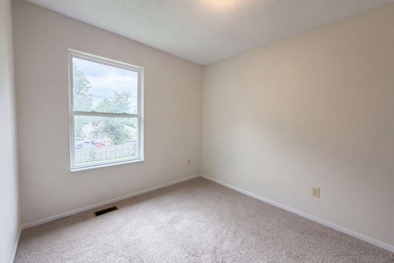 Photo 12 of 19 of 208 Isaac Tharp St, Pataskala, OH