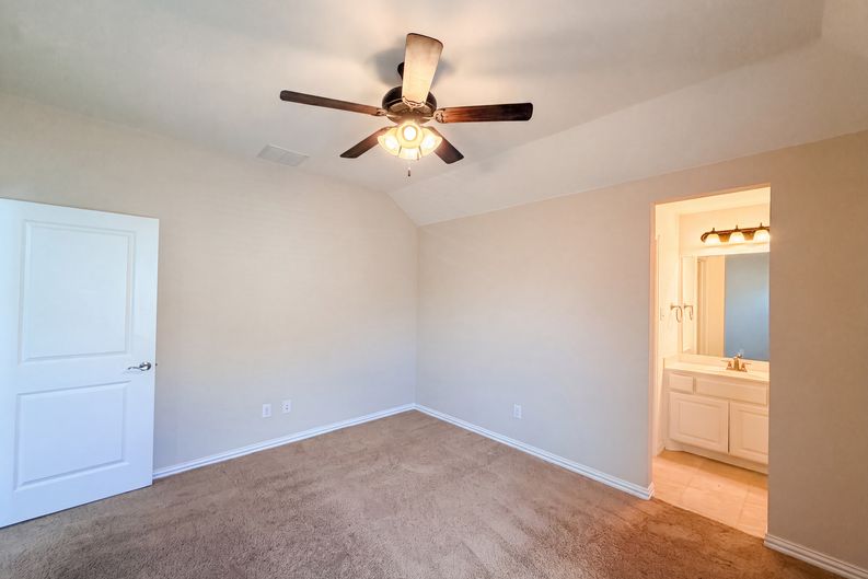 Photo 4 of 34 of 4305 Curlew Ln, Garland, TX
