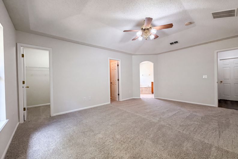 Photo 11 of 23 of 8436 Staplehurst Dr W, Jacksonville, FL