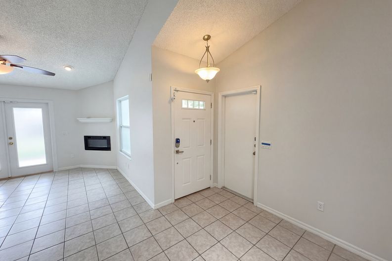 Photo 15 of 18 of 2000 Plainfield Dr, Orlando, FL