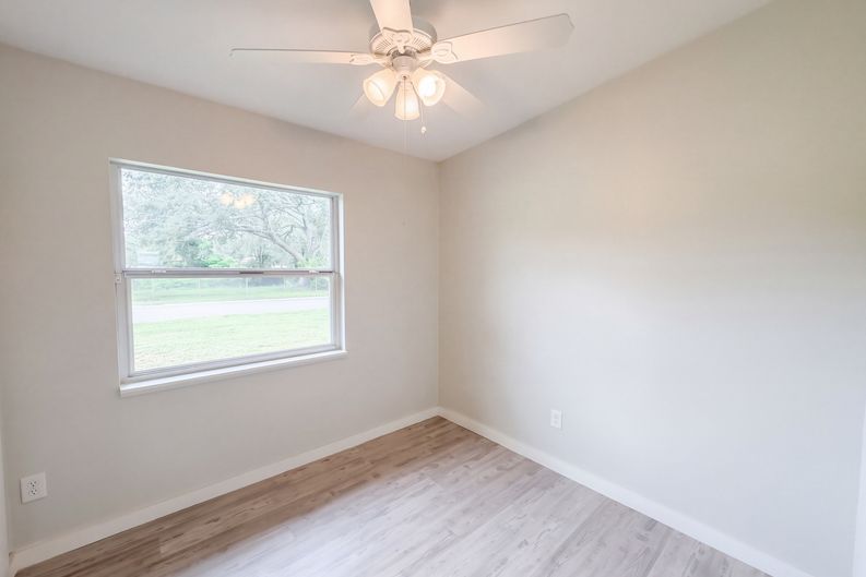 Photo 16 of 24 of 1371 Jeffords St, Clearwater, FL