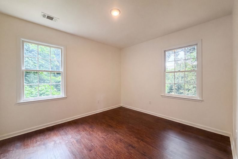 Photo 8 of 18 of 856 Glenway Dr, Atlanta, GA