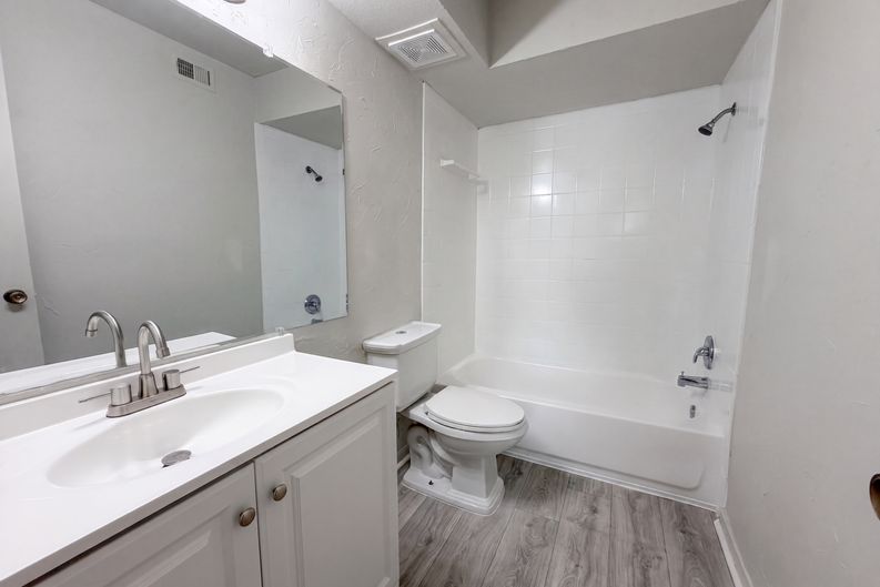Photo 12 of 16 of 6606 De Moss Dr, Houston, TX