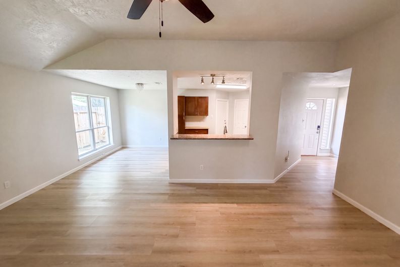 Photo 6 of 20 of 318 Floravista Dr, Webster, TX