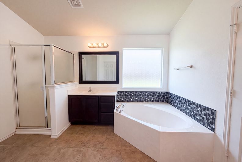 Photo 11 of 18 of 9301 Cricket Dr, Killeen, TX