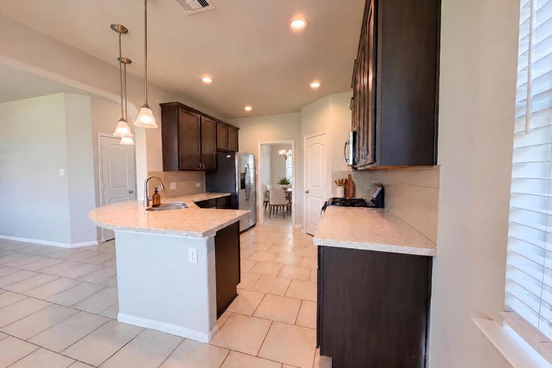 Photo 9 of 22 of 222 Ashley Way, Alvin, TX
