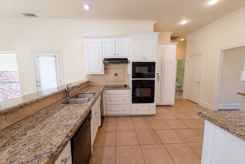 Photo 9 of 22 of 2836 S Lakeview Dr, Cedar Hill, TX