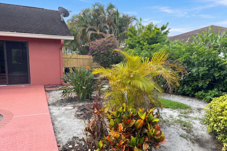 Photo 5 of 47 of 118 Waterway Rd, Royal Palm Beach, FL